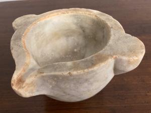 Antigo e raro morteiro de mármore do século XIX para líquidos. De farmácia, medidas: 20 cm x 17 cm